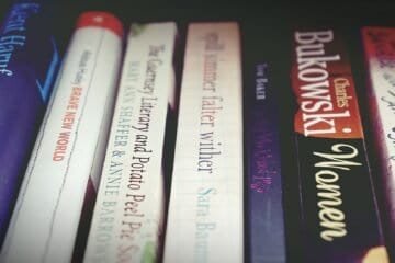 Kitap yayıncılığında ISBN numarasını temsil eden kitaplık görseli