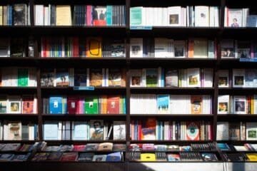 Kitap bastırmak için yayınevi seçimini temsil eden kitapçı rafları