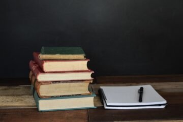 Kitap çıkarma aşamalarını temsil eden kitap, kâğıt ve kalem