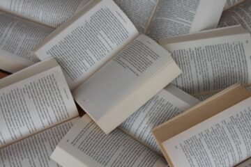 Kitap çıkarmayı temsil eden açık kitaplar