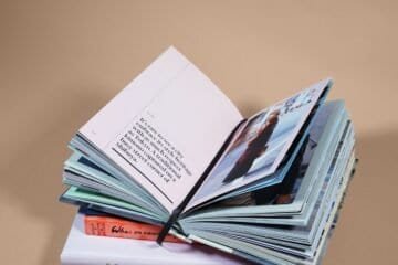 Ücretsiz kitap bastırma ve yayınlama seçeneklerini temsil eden kitap yığını